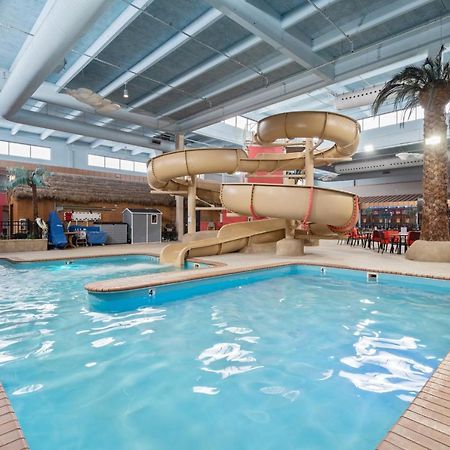 Ramada By Wyndham Sioux Falls Airport - Waterpark Resort & Event Center Bagian luar foto