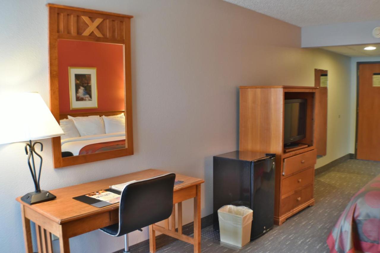 Ramada By Wyndham Sioux Falls Airport - Waterpark Resort & Event Center Bagian luar foto
