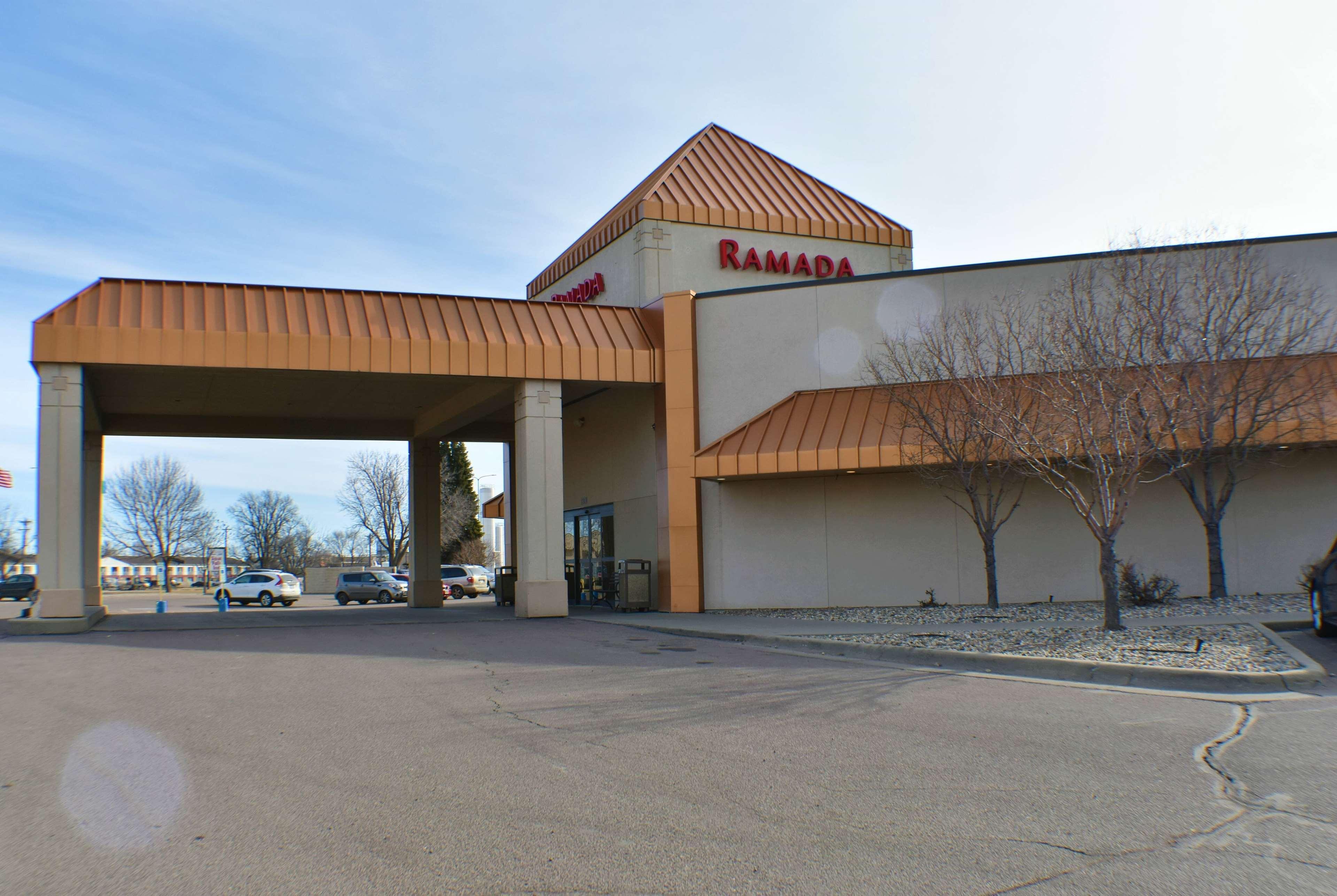 Ramada By Wyndham Sioux Falls Airport - Waterpark Resort & Event Center Bagian luar foto
