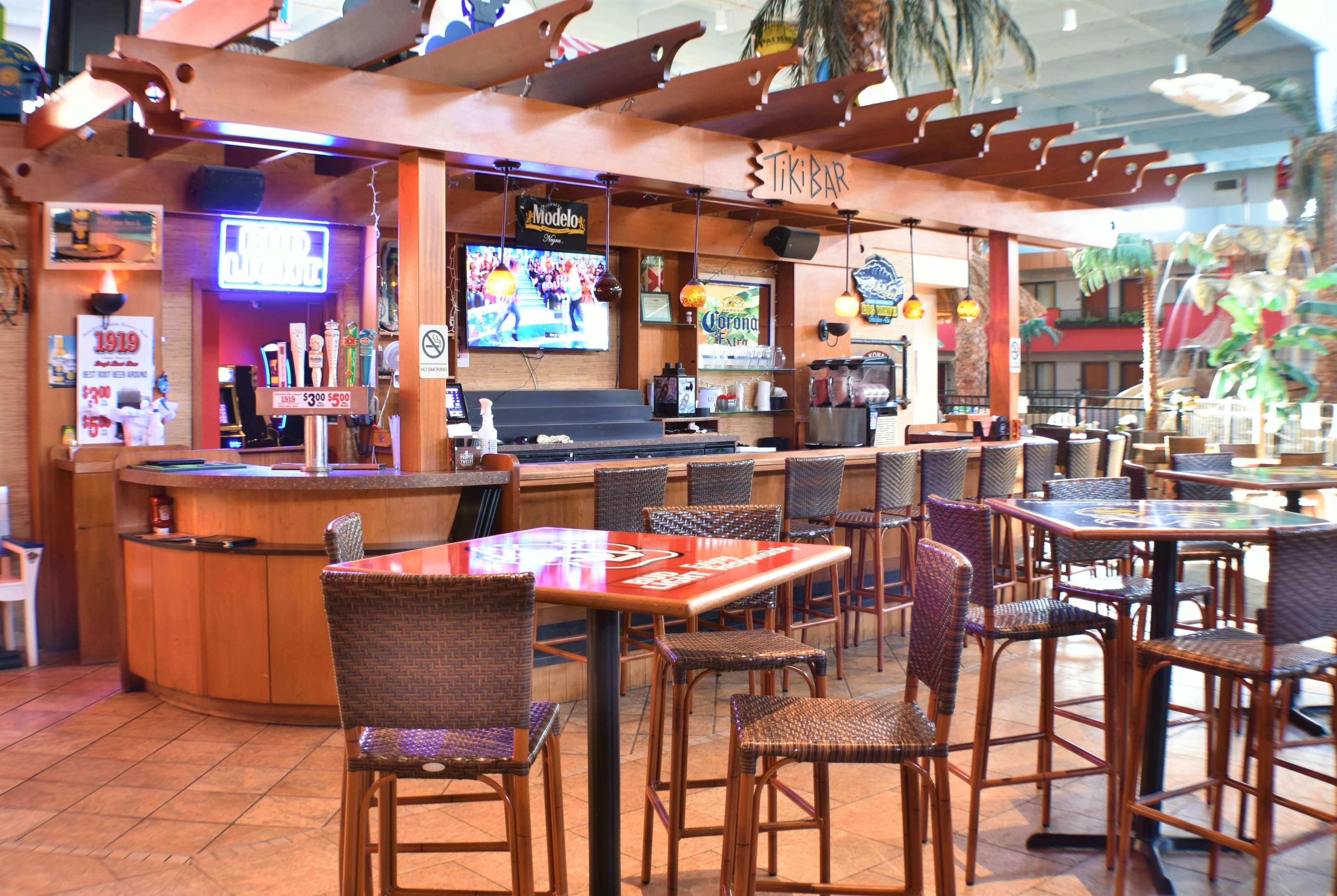 Ramada By Wyndham Sioux Falls Airport - Waterpark Resort & Event Center Bagian luar foto