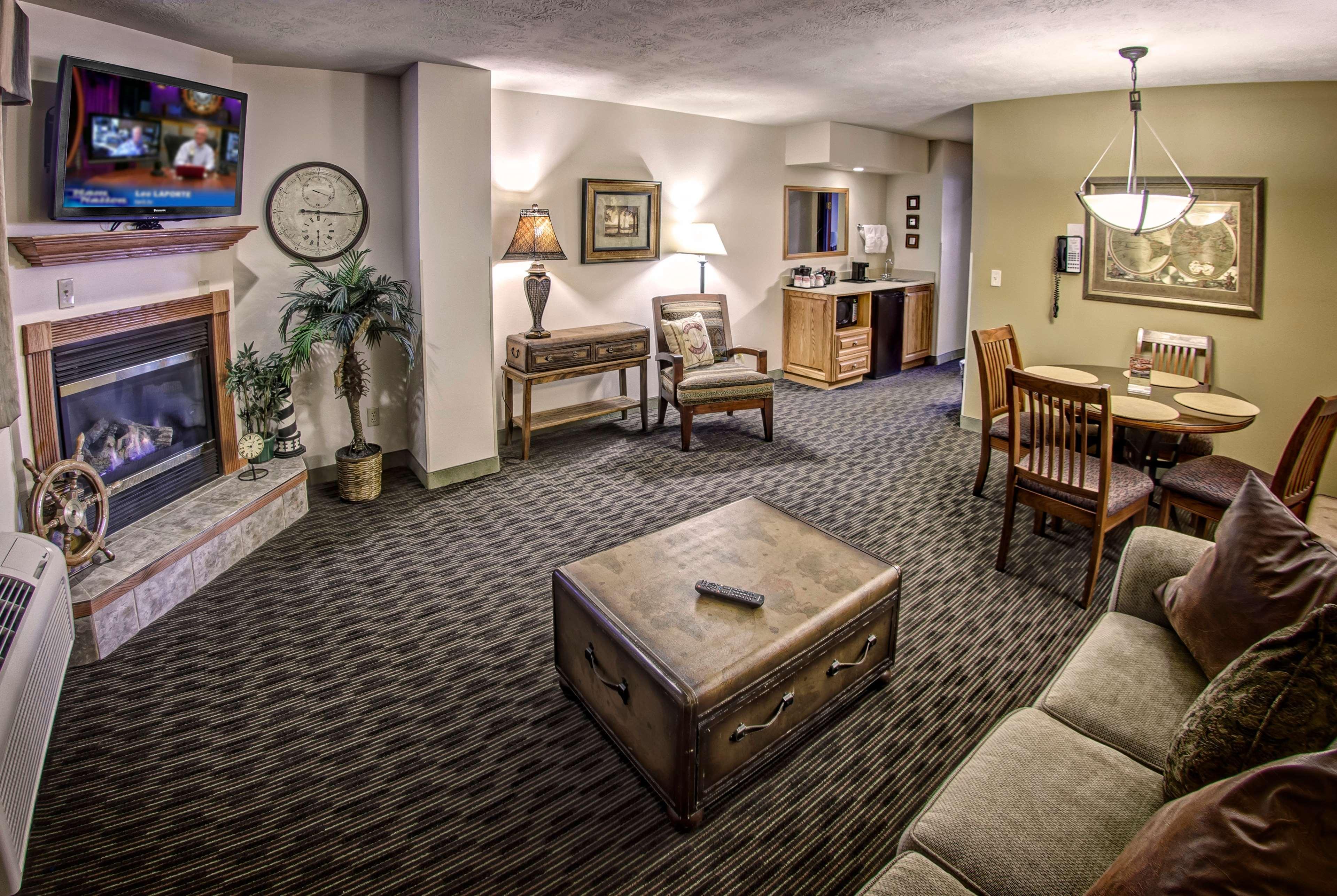 Ramada By Wyndham Sioux Falls Airport - Waterpark Resort & Event Center Bagian luar foto