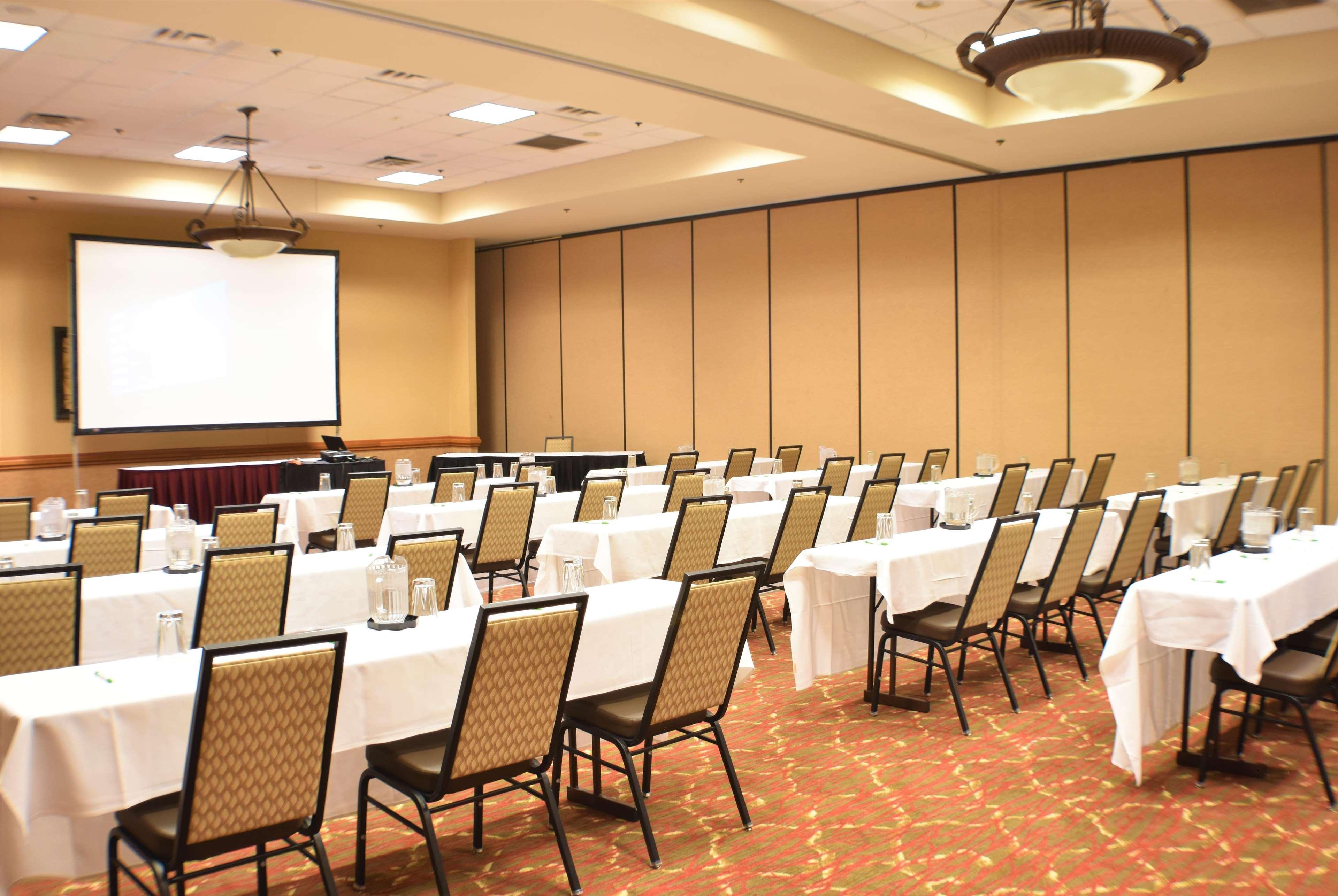 Ramada By Wyndham Sioux Falls Airport - Waterpark Resort & Event Center Bagian luar foto
