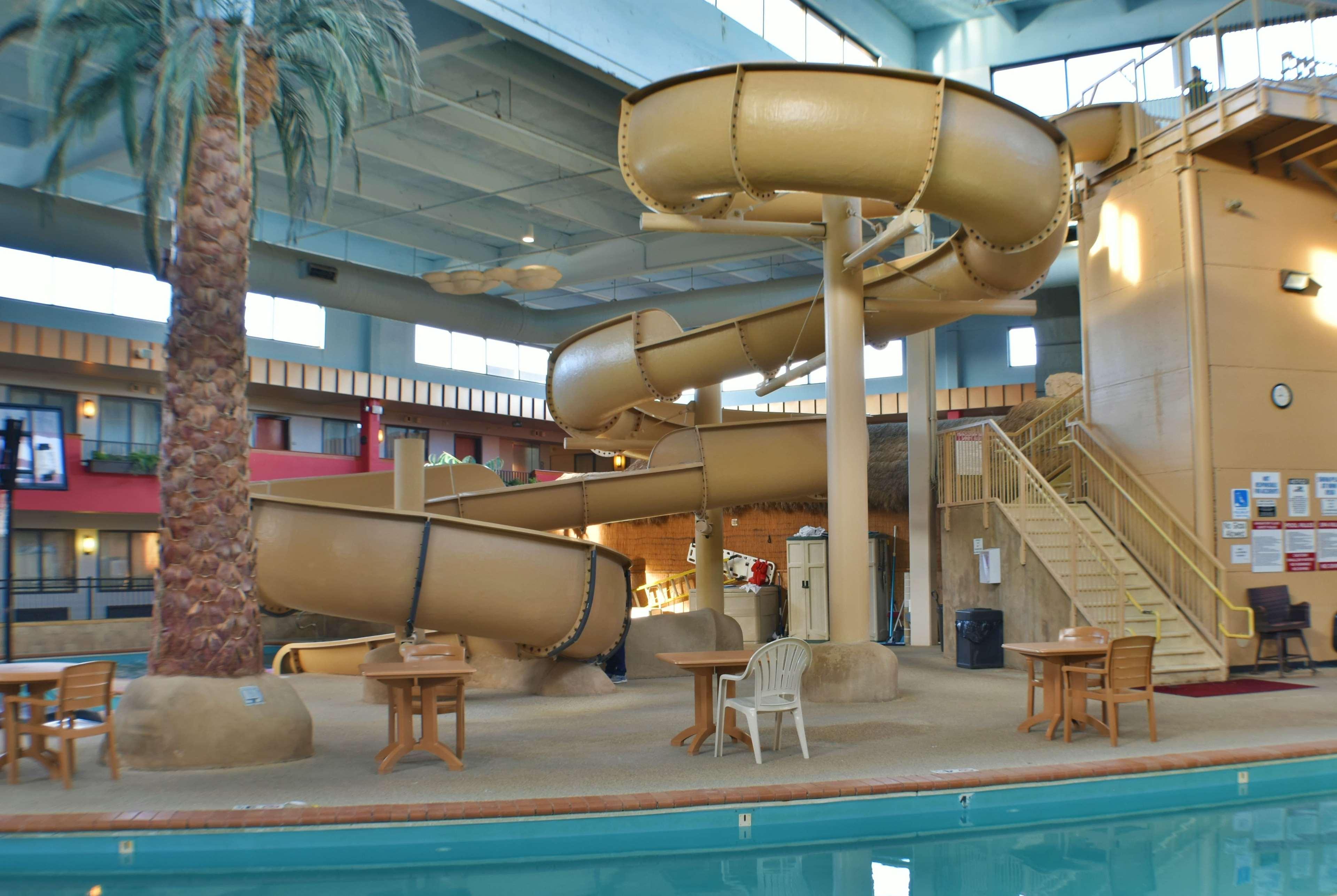 Ramada By Wyndham Sioux Falls Airport - Waterpark Resort & Event Center Bagian luar foto