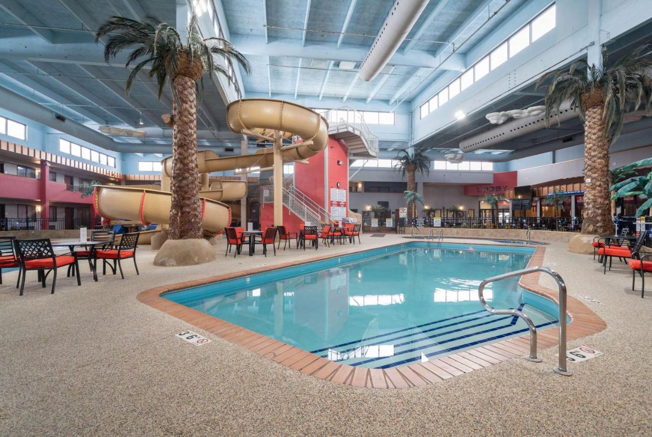 Ramada By Wyndham Sioux Falls Airport - Waterpark Resort & Event Center Bagian luar foto