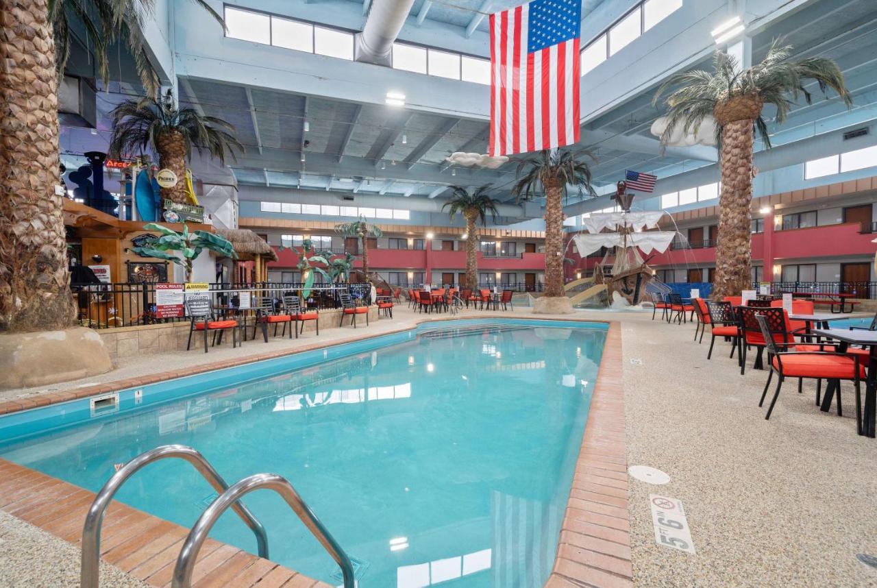 Ramada By Wyndham Sioux Falls Airport - Waterpark Resort & Event Center Bagian luar foto
