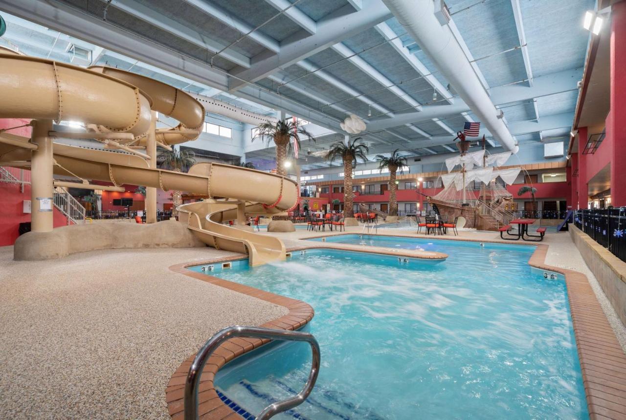 Ramada By Wyndham Sioux Falls Airport - Waterpark Resort & Event Center Bagian luar foto