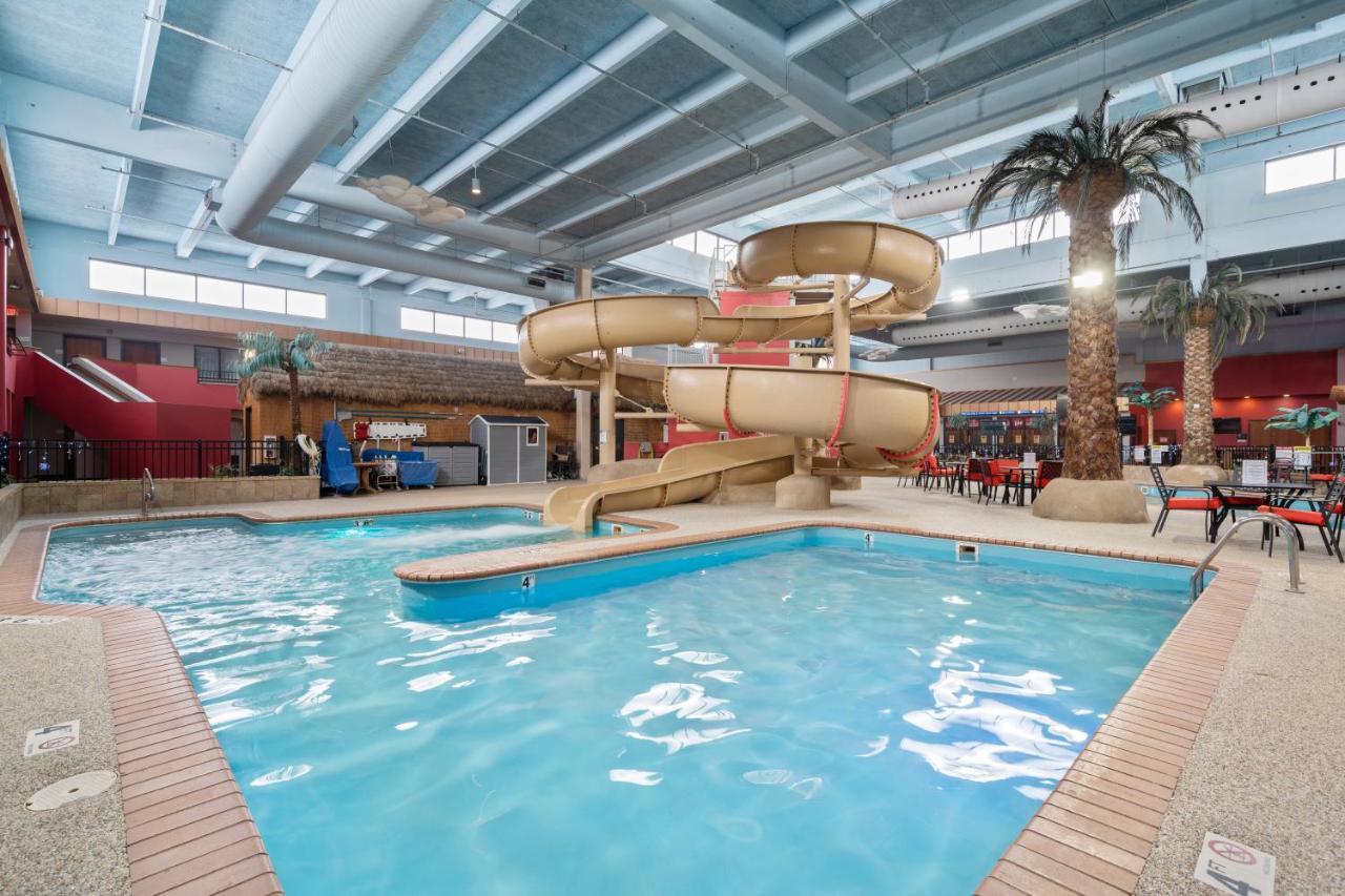 Ramada By Wyndham Sioux Falls Airport - Waterpark Resort & Event Center Bagian luar foto