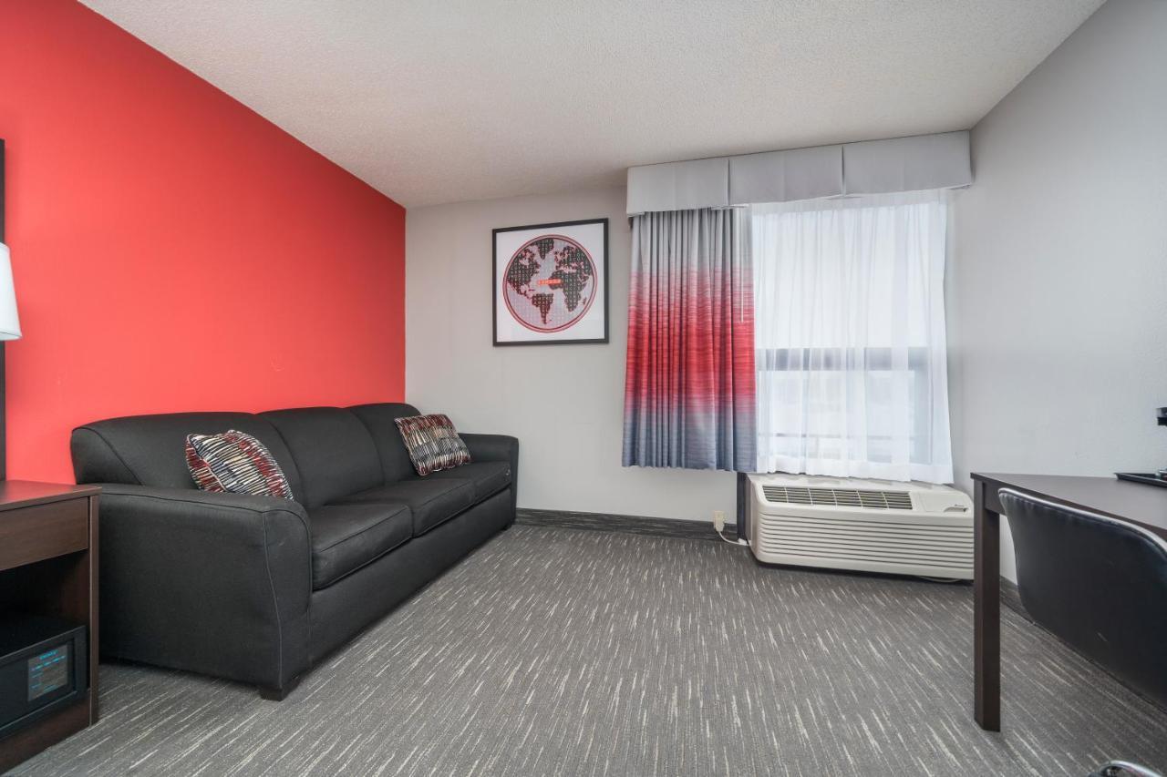 Ramada By Wyndham Sioux Falls Airport - Waterpark Resort & Event Center Bagian luar foto