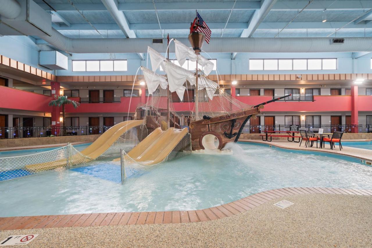 Ramada By Wyndham Sioux Falls Airport - Waterpark Resort & Event Center Bagian luar foto