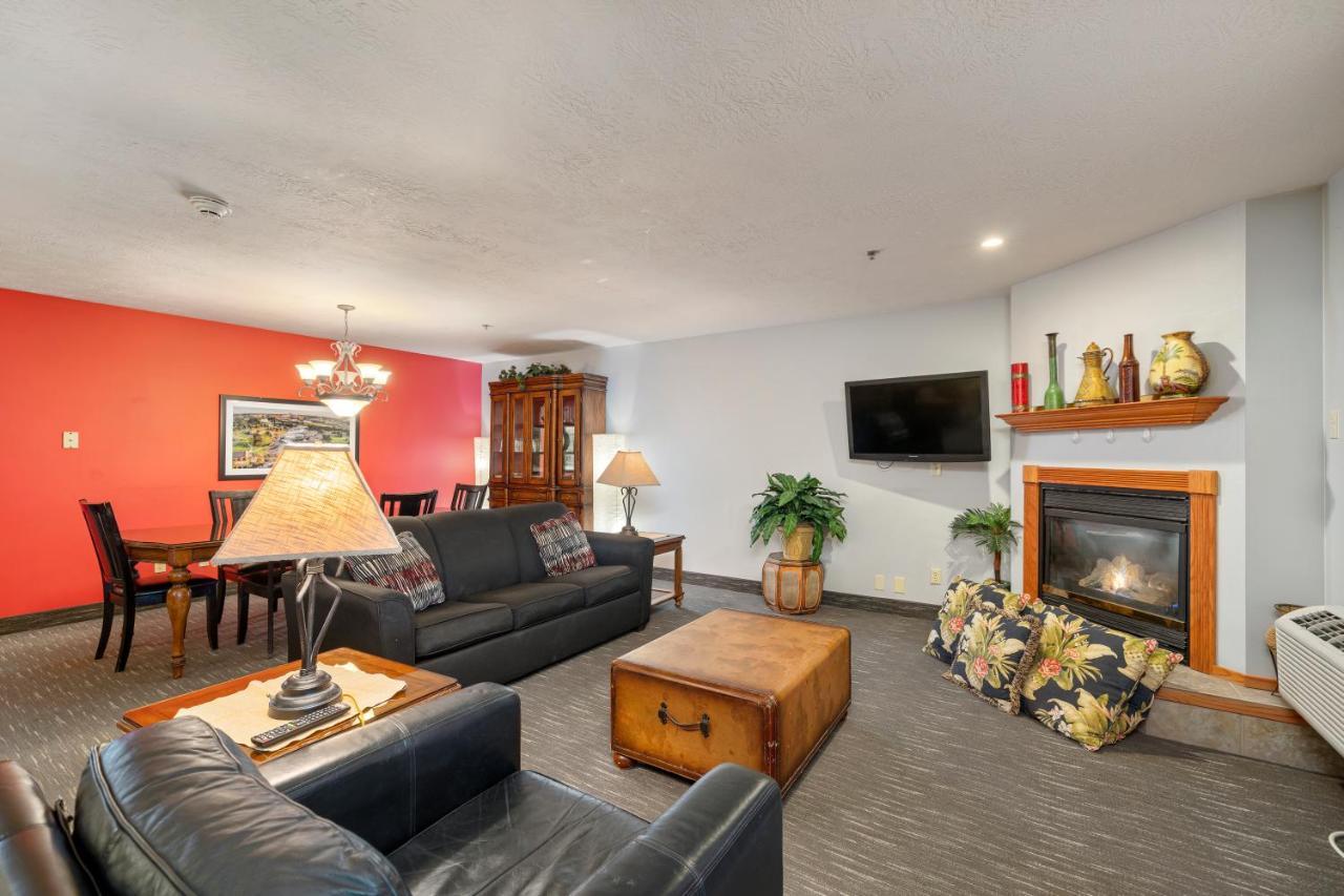 Ramada By Wyndham Sioux Falls Airport - Waterpark Resort & Event Center Bagian luar foto