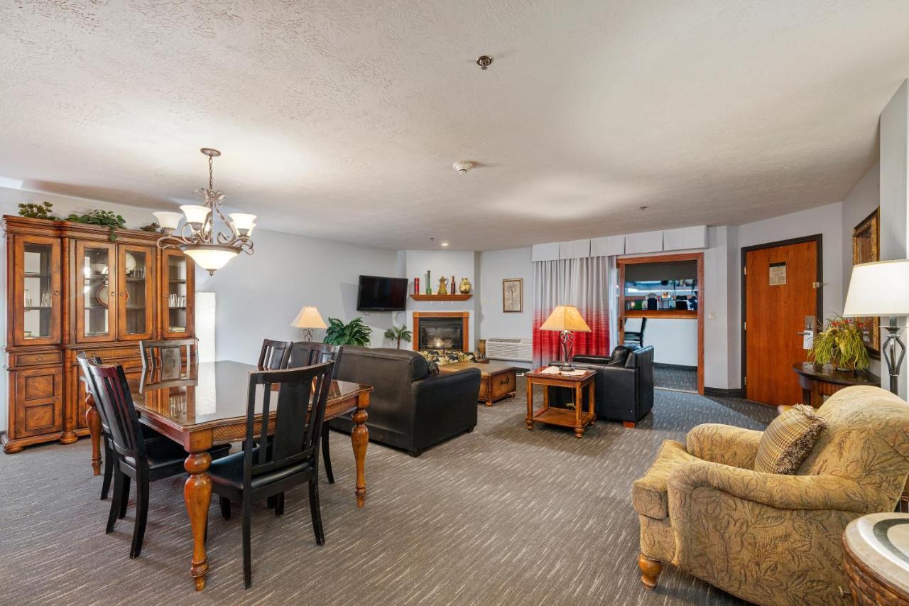 Ramada By Wyndham Sioux Falls Airport - Waterpark Resort & Event Center Bagian luar foto