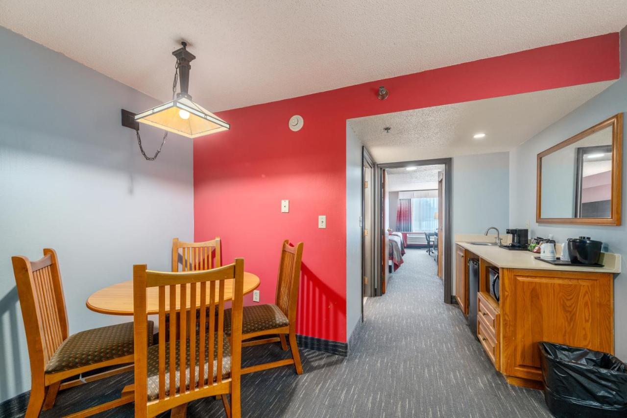 Ramada By Wyndham Sioux Falls Airport - Waterpark Resort & Event Center Bagian luar foto