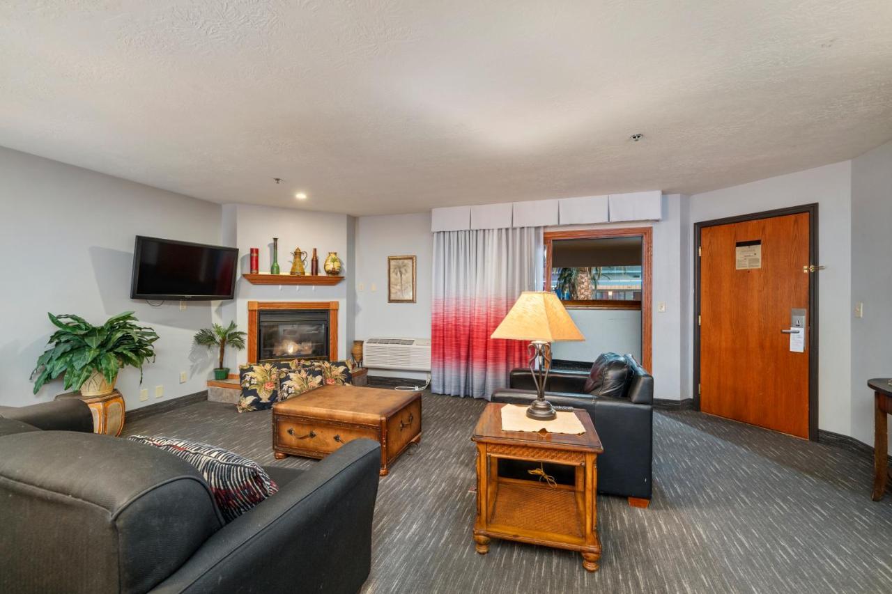 Ramada By Wyndham Sioux Falls Airport - Waterpark Resort & Event Center Bagian luar foto