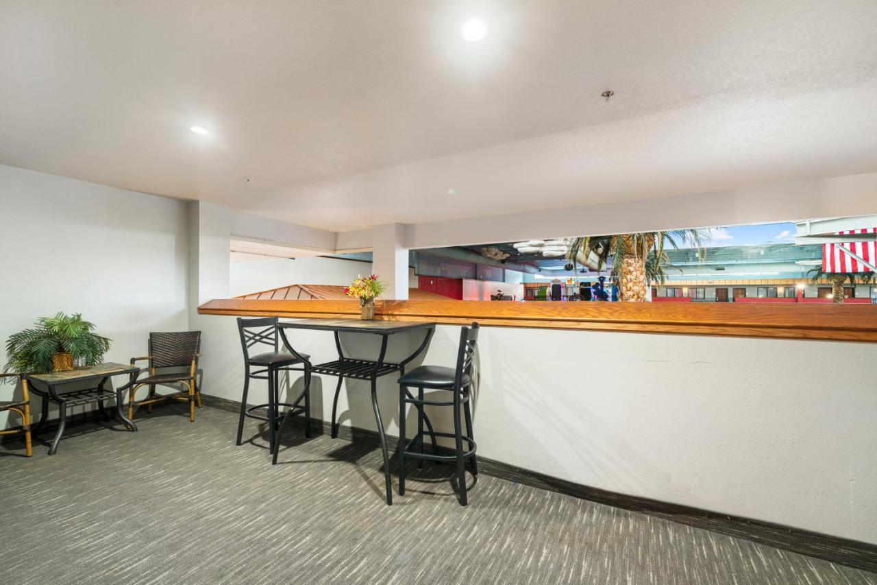 Ramada By Wyndham Sioux Falls Airport - Waterpark Resort & Event Center Bagian luar foto