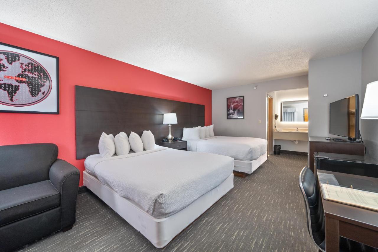 Ramada By Wyndham Sioux Falls Airport - Waterpark Resort & Event Center Bagian luar foto