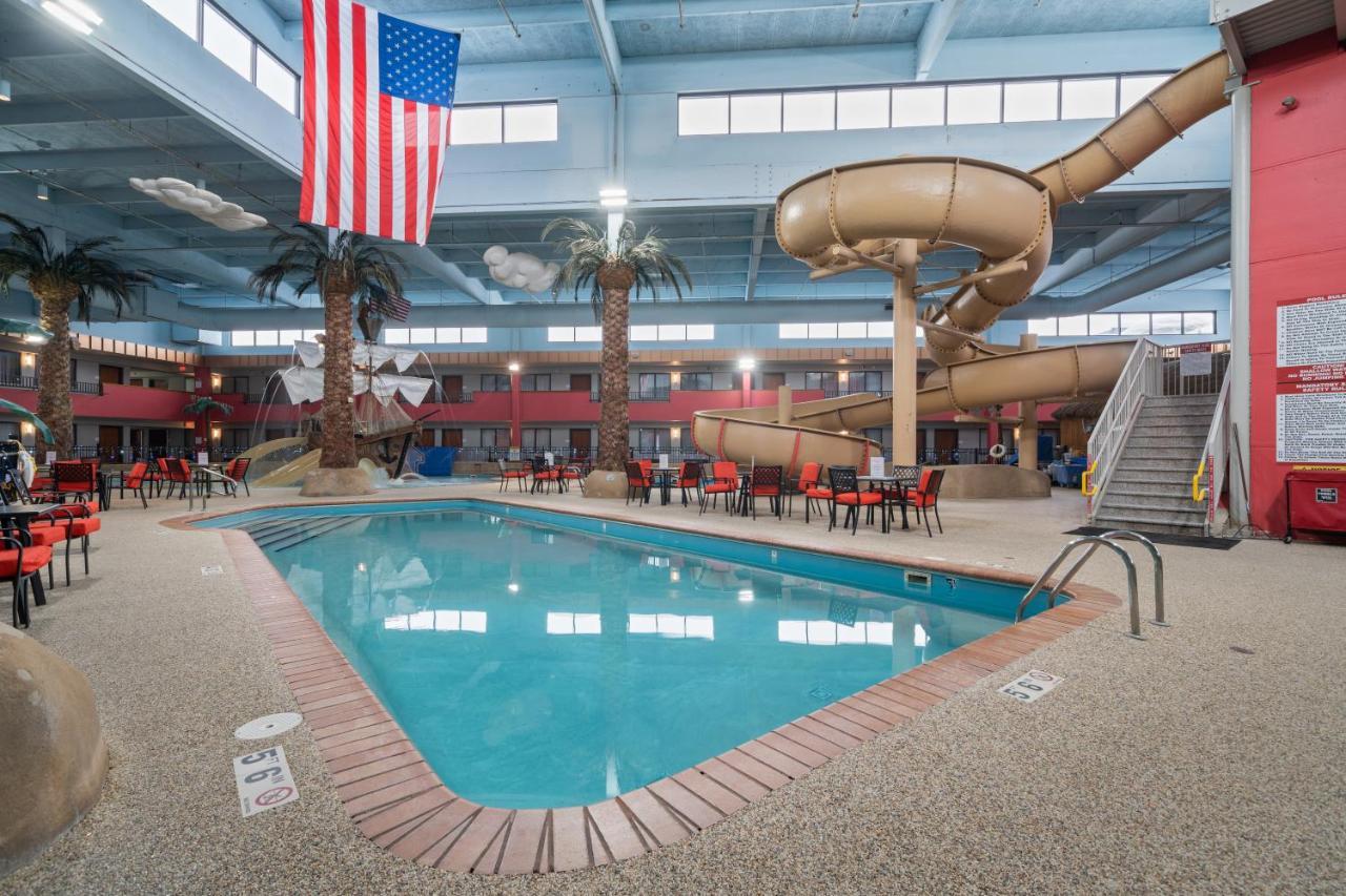 Ramada By Wyndham Sioux Falls Airport - Waterpark Resort & Event Center Bagian luar foto