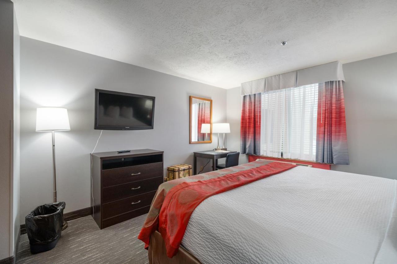 Ramada By Wyndham Sioux Falls Airport - Waterpark Resort & Event Center Bagian luar foto