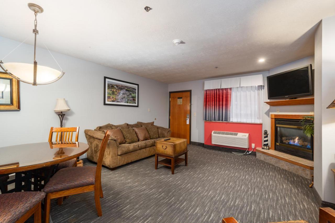 Ramada By Wyndham Sioux Falls Airport - Waterpark Resort & Event Center Bagian luar foto