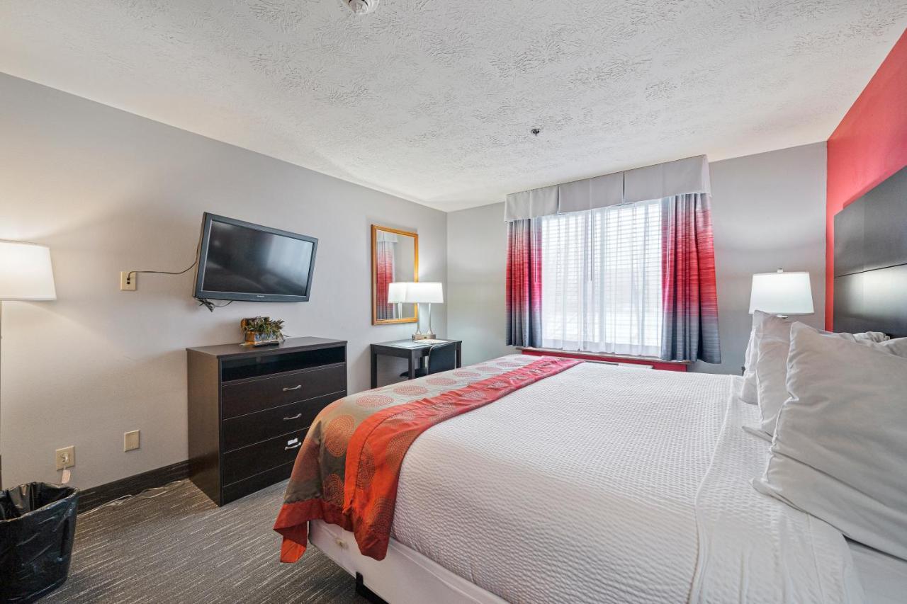 Ramada By Wyndham Sioux Falls Airport - Waterpark Resort & Event Center Bagian luar foto