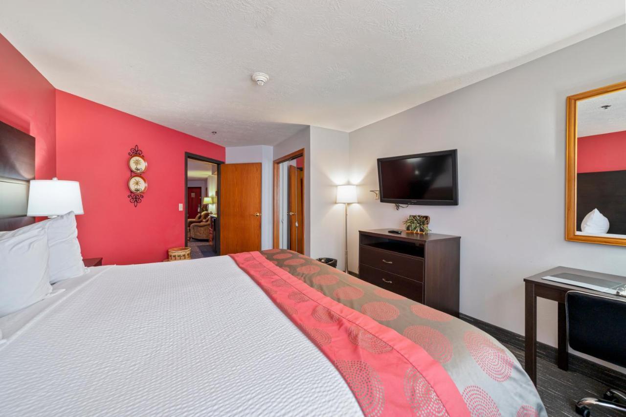 Ramada By Wyndham Sioux Falls Airport - Waterpark Resort & Event Center Bagian luar foto
