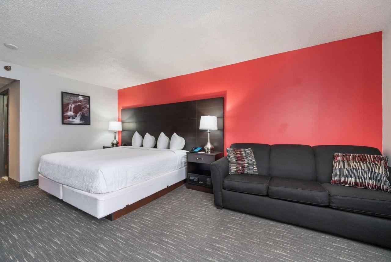 Ramada By Wyndham Sioux Falls Airport - Waterpark Resort & Event Center Bagian luar foto