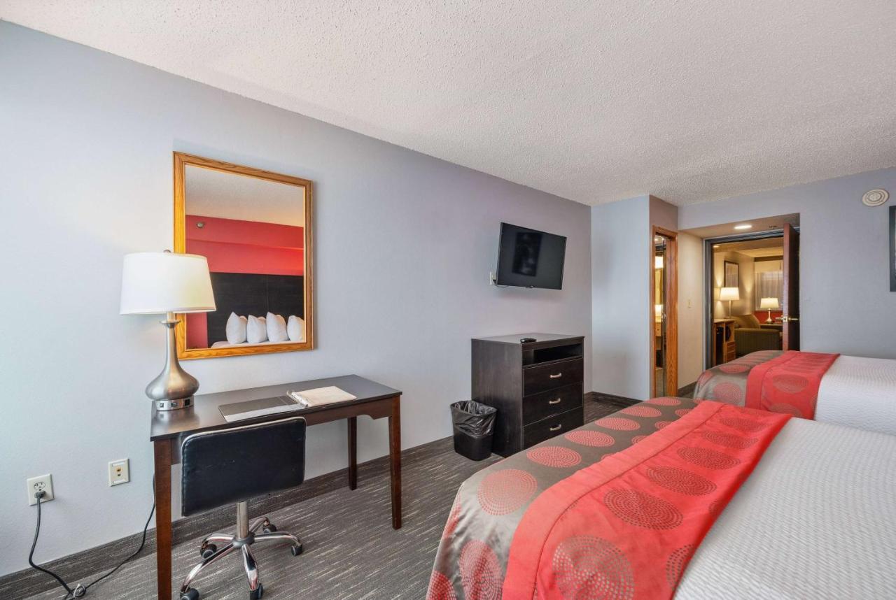 Ramada By Wyndham Sioux Falls Airport - Waterpark Resort & Event Center Bagian luar foto