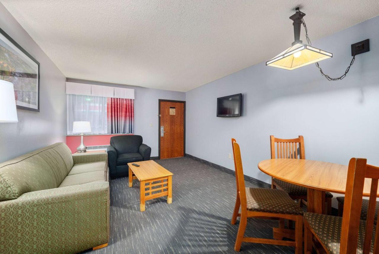 Ramada By Wyndham Sioux Falls Airport - Waterpark Resort & Event Center Bagian luar foto