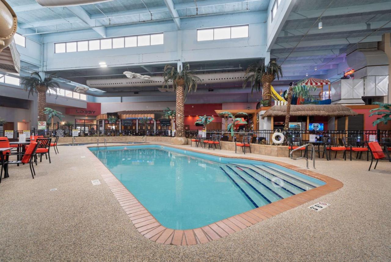 Ramada By Wyndham Sioux Falls Airport - Waterpark Resort & Event Center Bagian luar foto