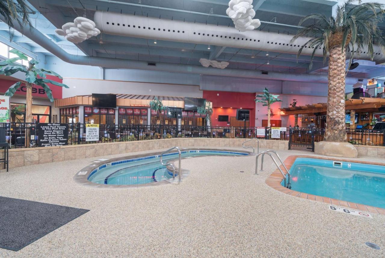 Ramada By Wyndham Sioux Falls Airport - Waterpark Resort & Event Center Bagian luar foto