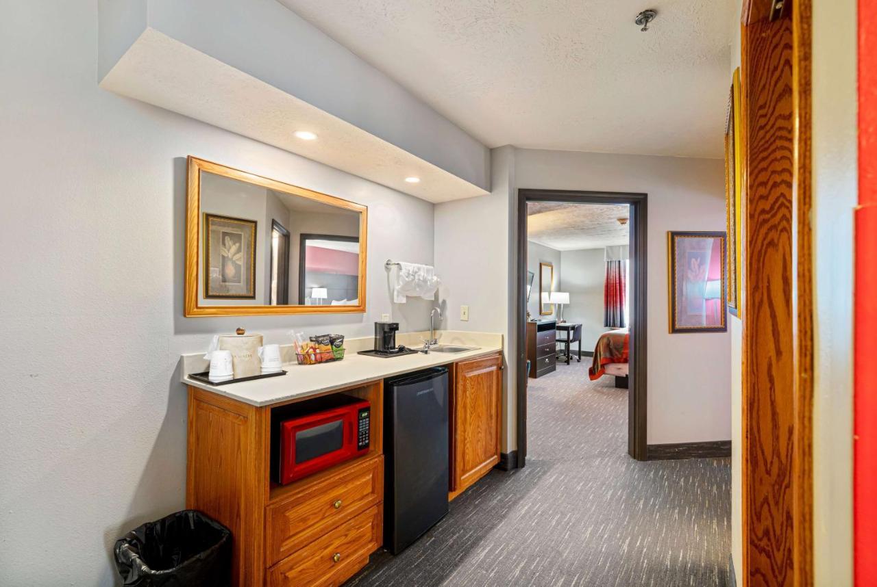 Ramada By Wyndham Sioux Falls Airport - Waterpark Resort & Event Center Bagian luar foto