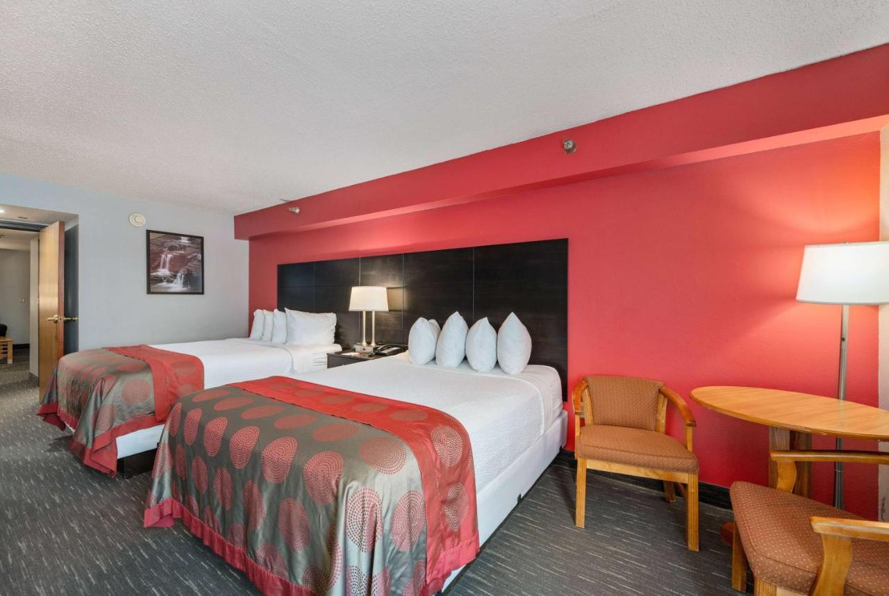 Ramada By Wyndham Sioux Falls Airport - Waterpark Resort & Event Center Bagian luar foto