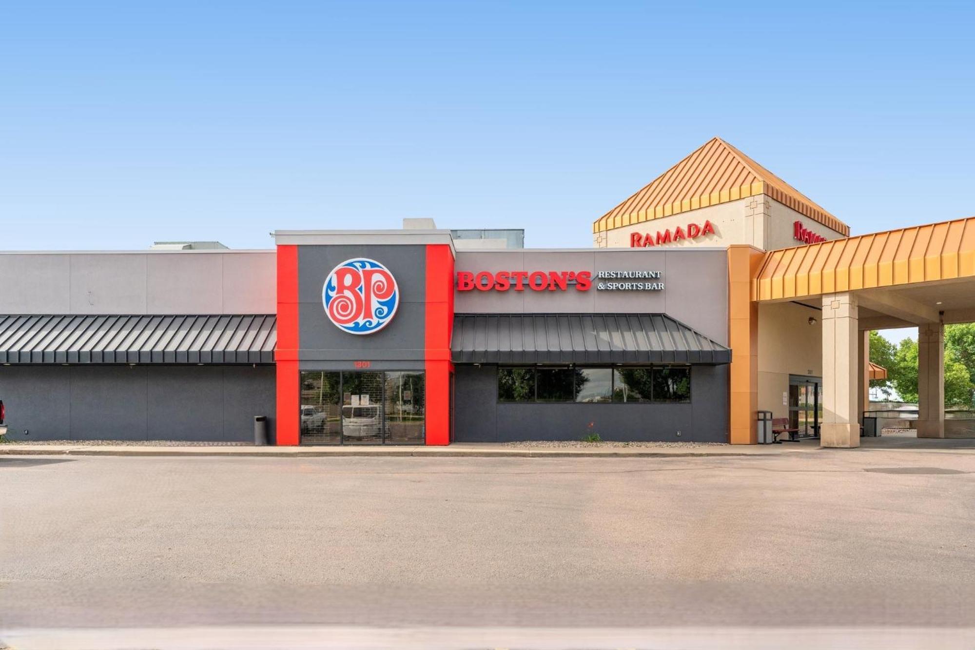 Ramada By Wyndham Sioux Falls Airport - Waterpark Resort & Event Center Bagian luar foto