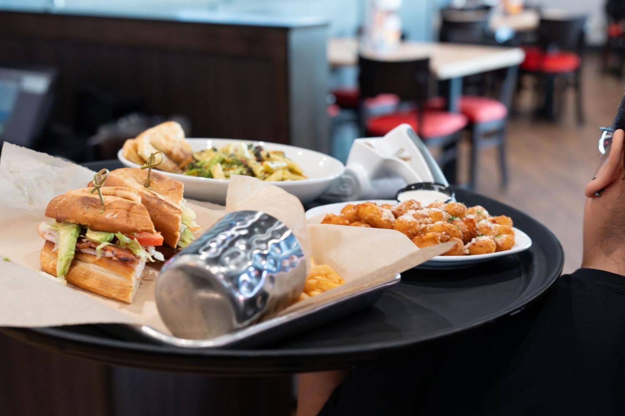 Ramada By Wyndham Sioux Falls Airport - Waterpark Resort & Event Center Bagian luar foto