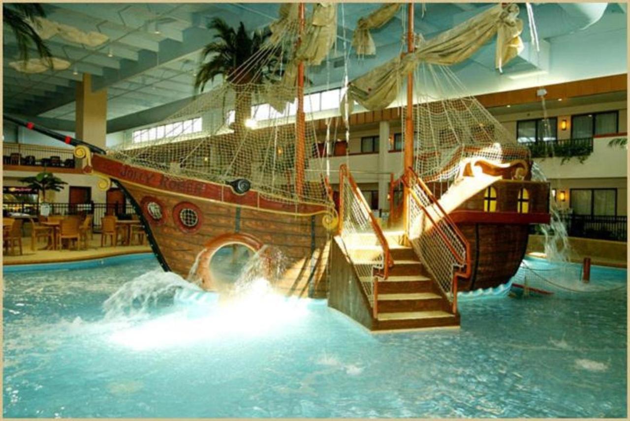 Ramada By Wyndham Sioux Falls Airport - Waterpark Resort & Event Center Bagian luar foto