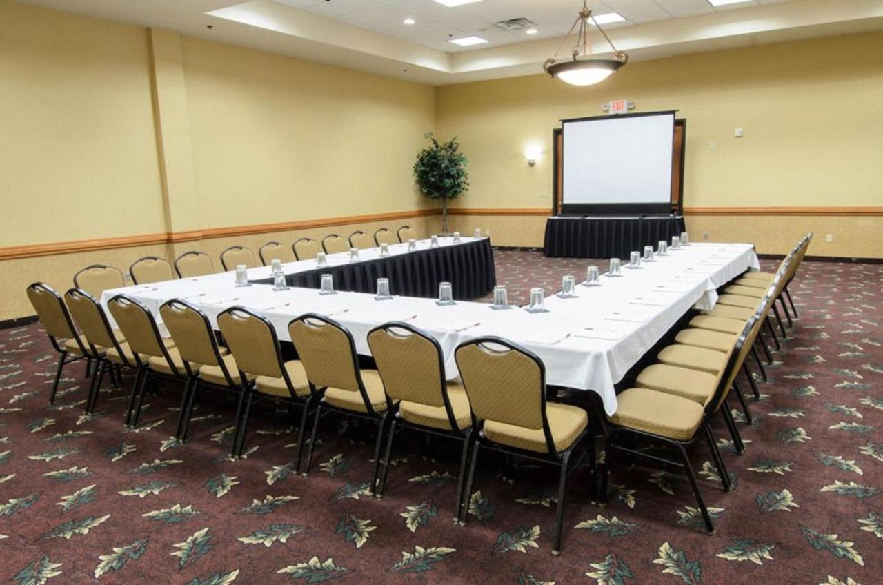 Ramada By Wyndham Sioux Falls Airport - Waterpark Resort & Event Center Bagian luar foto