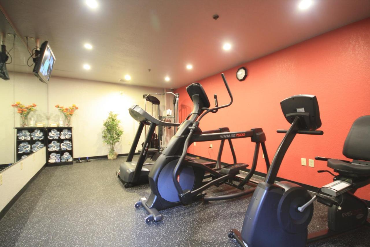Ramada By Wyndham Sioux Falls Airport - Waterpark Resort & Event Center Bagian luar foto