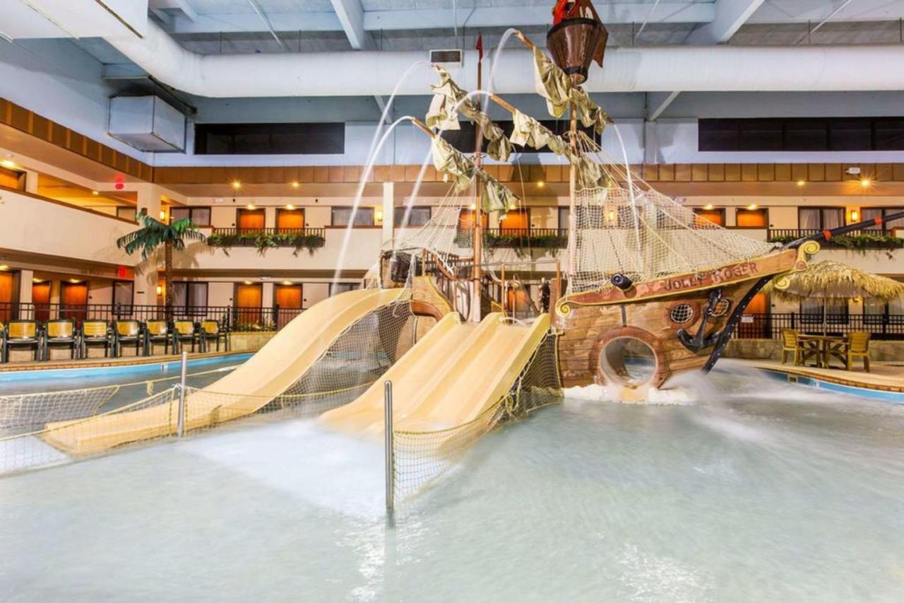 Ramada By Wyndham Sioux Falls Airport - Waterpark Resort & Event Center Bagian luar foto
