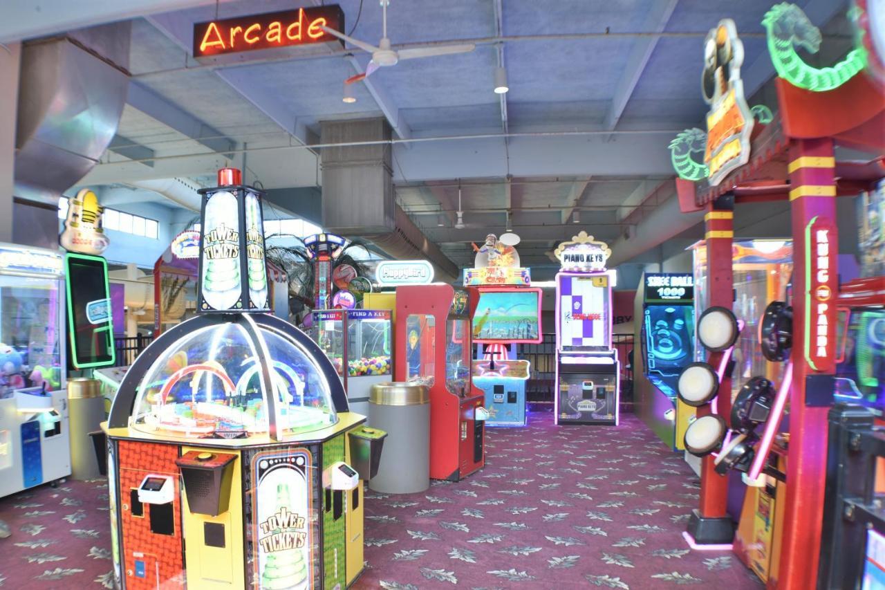Ramada By Wyndham Sioux Falls Airport - Waterpark Resort & Event Center Bagian luar foto