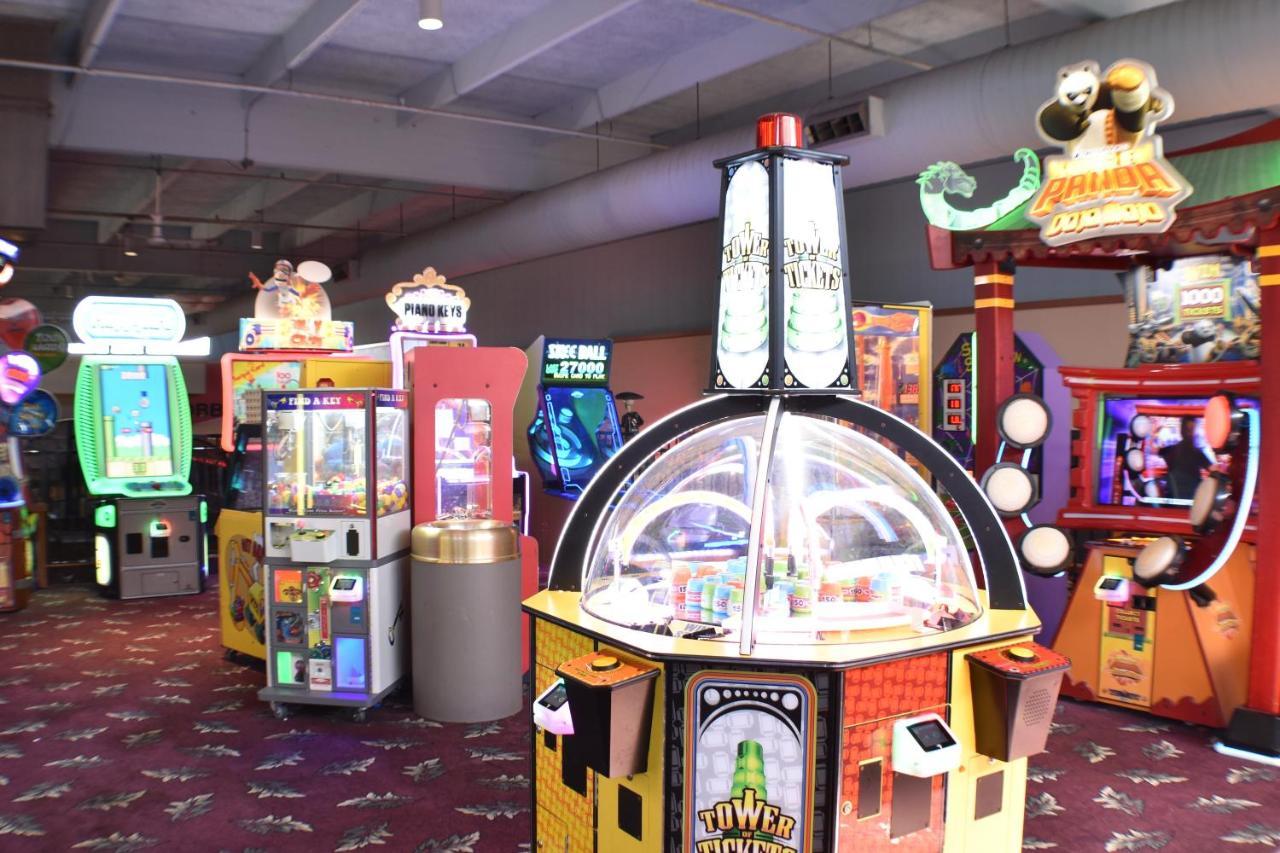 Ramada By Wyndham Sioux Falls Airport - Waterpark Resort & Event Center Bagian luar foto