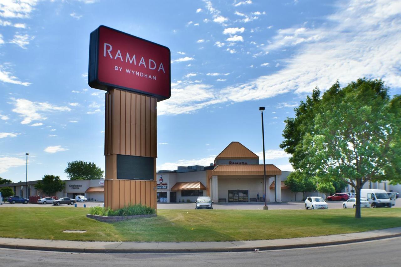 Ramada By Wyndham Sioux Falls Airport - Waterpark Resort & Event Center Bagian luar foto