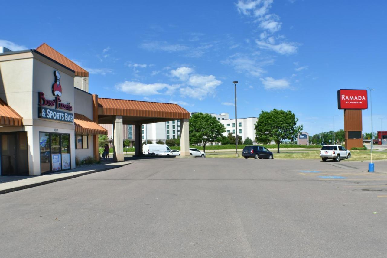 Ramada By Wyndham Sioux Falls Airport - Waterpark Resort & Event Center Bagian luar foto